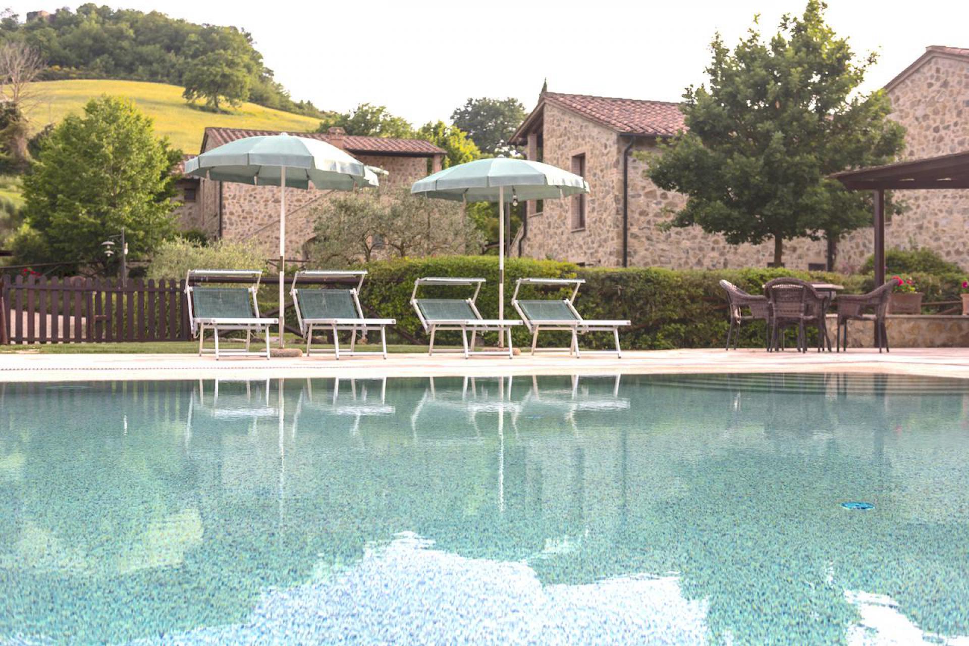 Agriturismo Toscane Agriturismo Country Resort Toscane met mooi zwembad en Restaurant