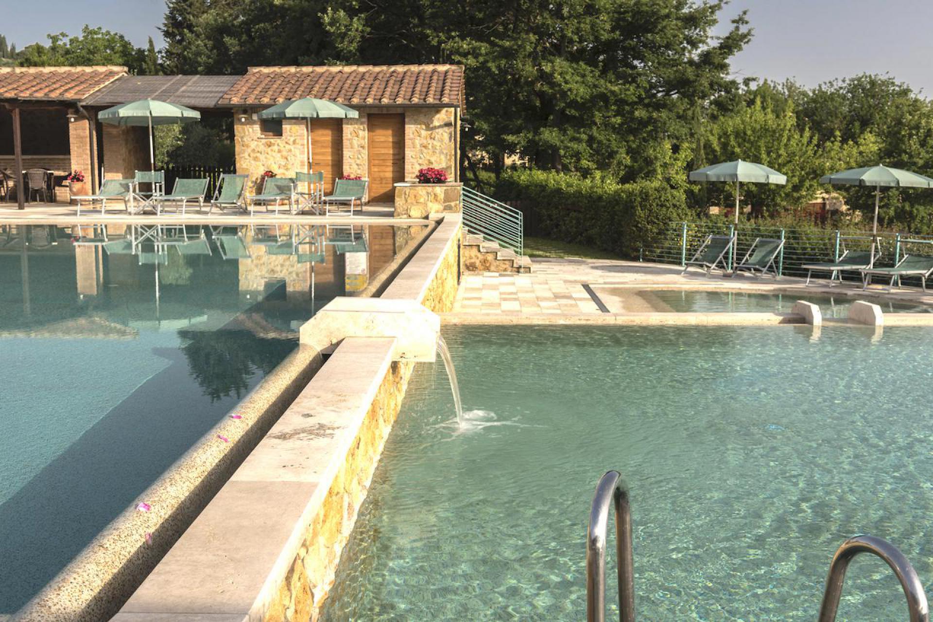 Agriturismo Toscane Agriturismo Country Resort Toscane met mooi zwembad en Restaurant