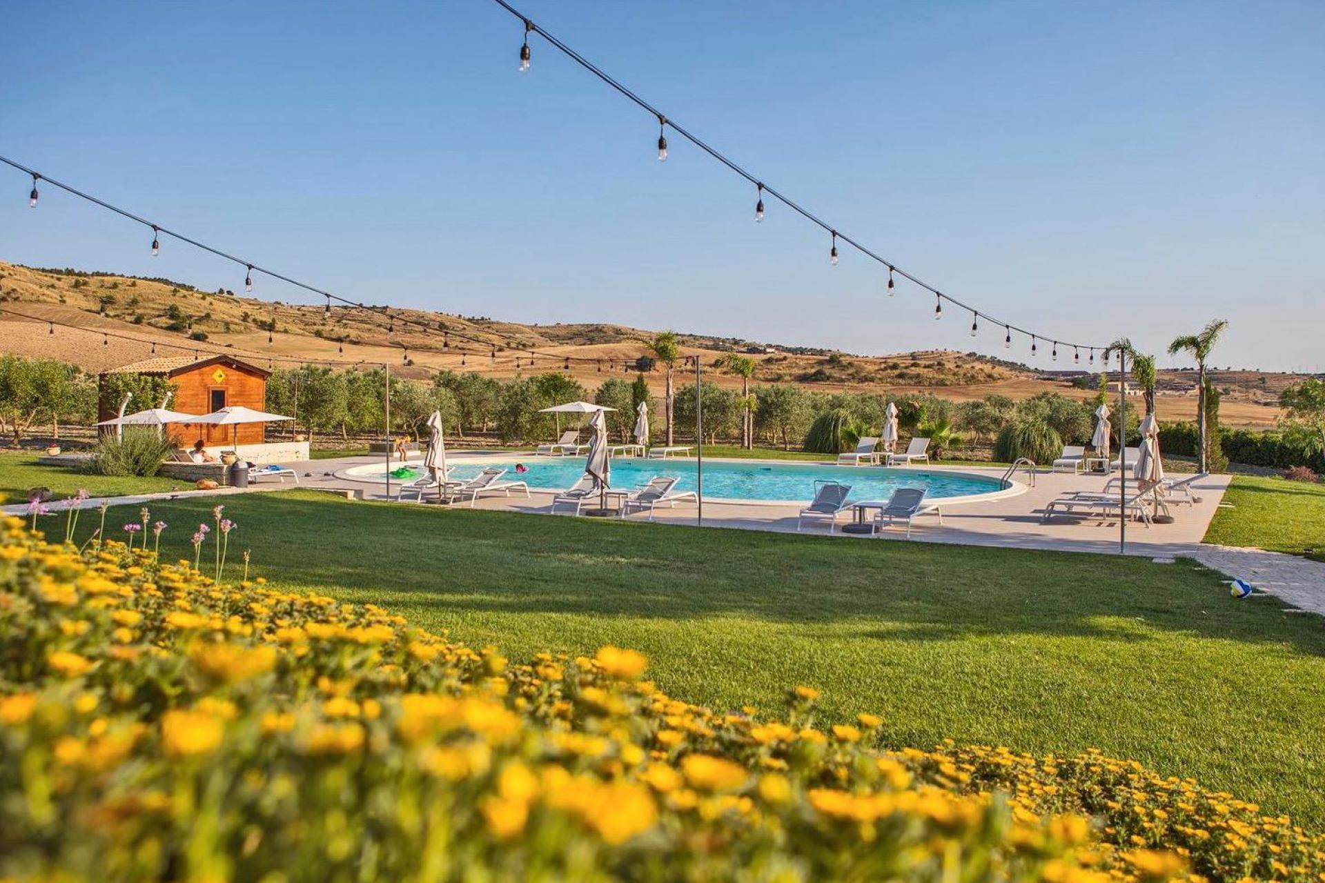 Agriturismo Sicilie Familievriendelijke agriturismo op Sicilië met groot zwembad