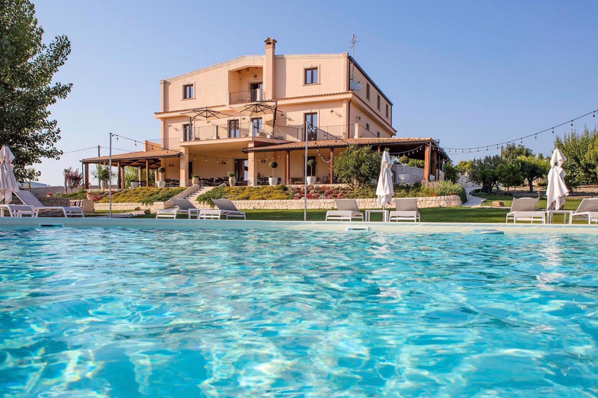Agriturismo Sicilie Familievriendelijke agriturismo op Sicilië met groot zwembad
