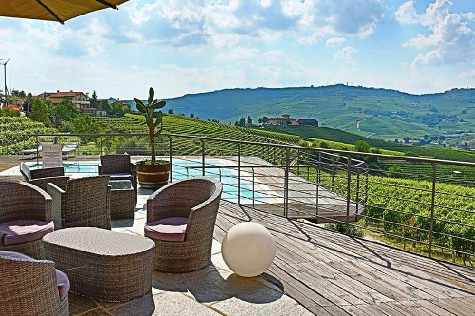 Kleinschalige agriturismo met zicht op de wijngaarden van Piemonte