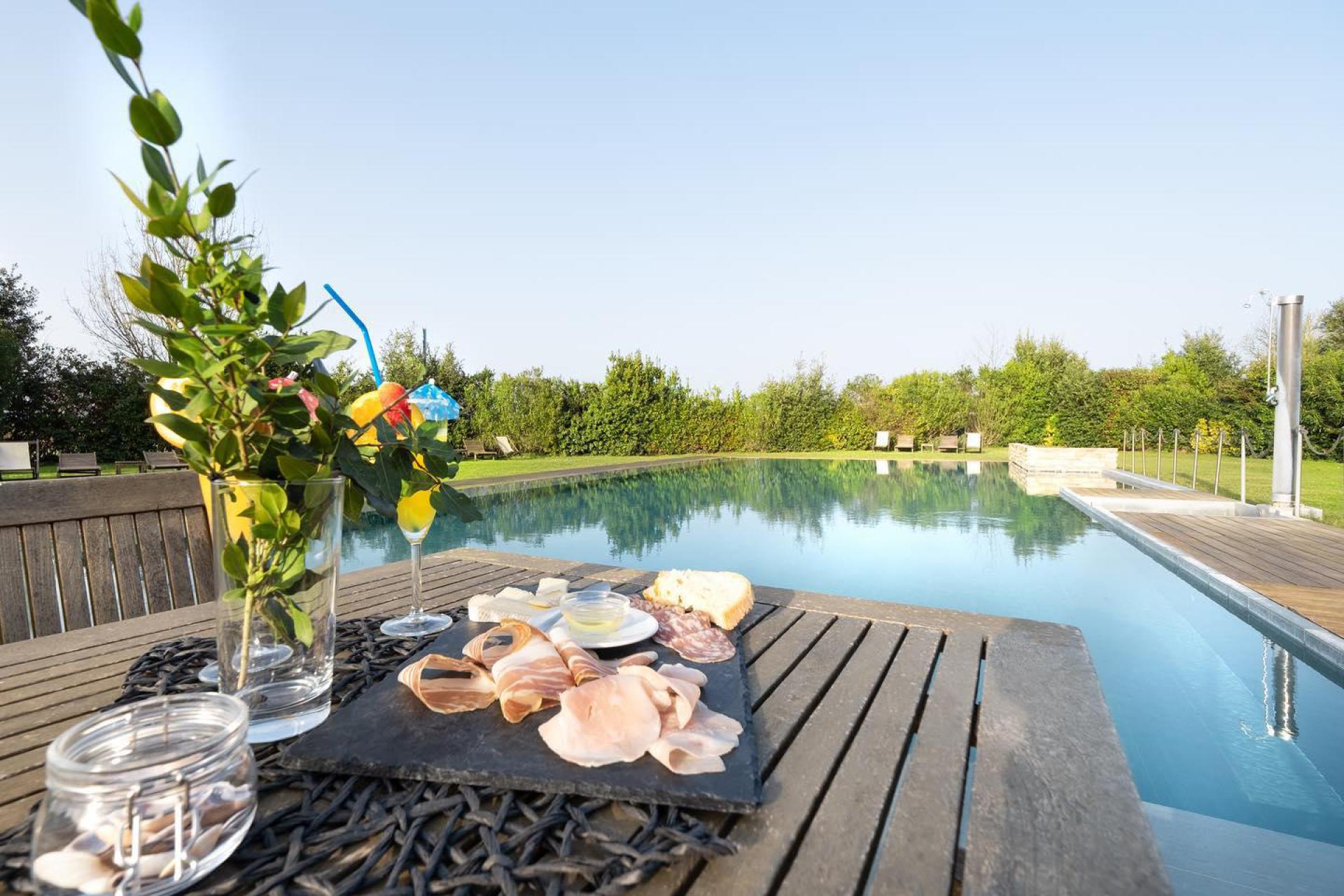 Moderne residence met groot zwembad