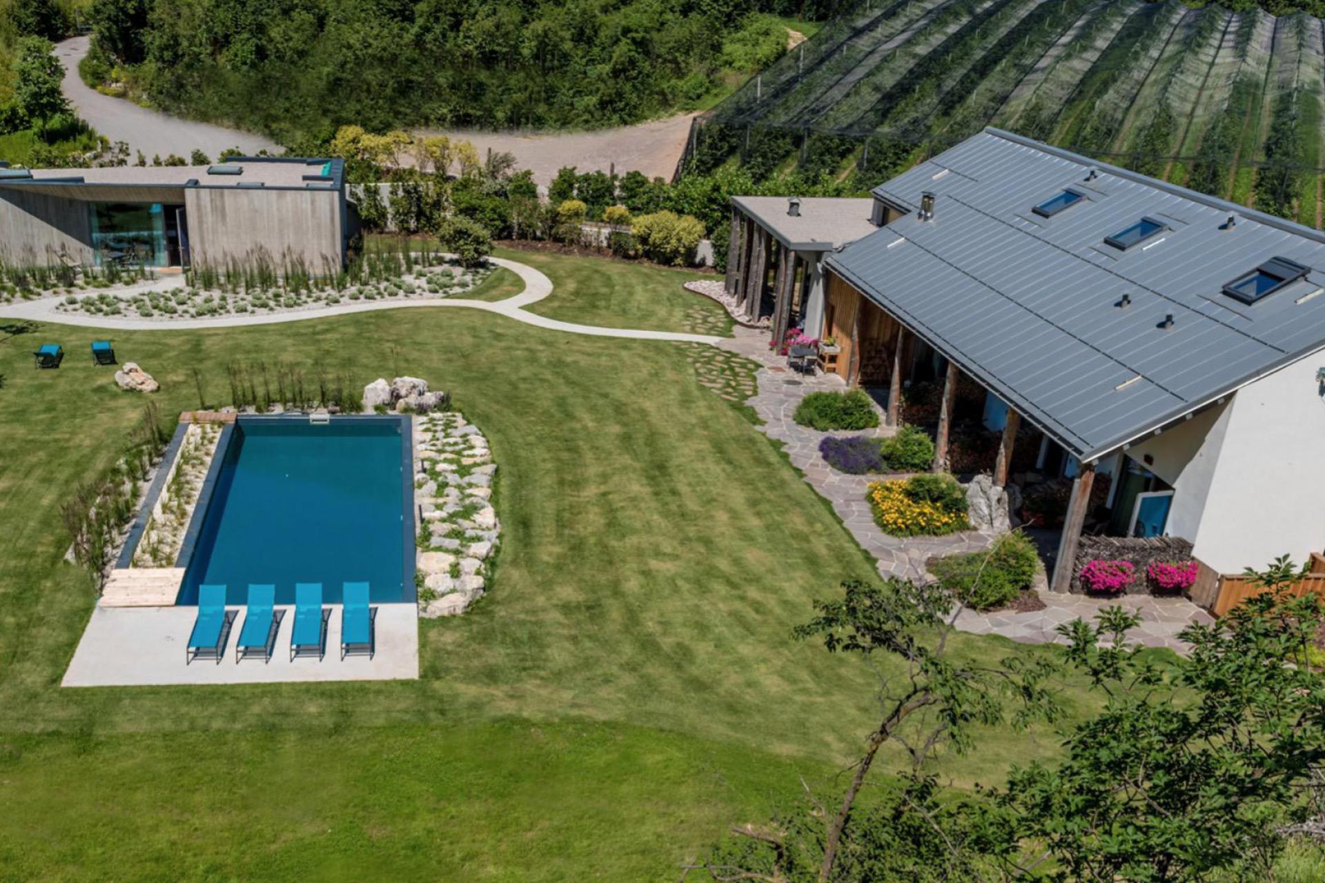 Organische appelboerderij in Trentino's merenvallei