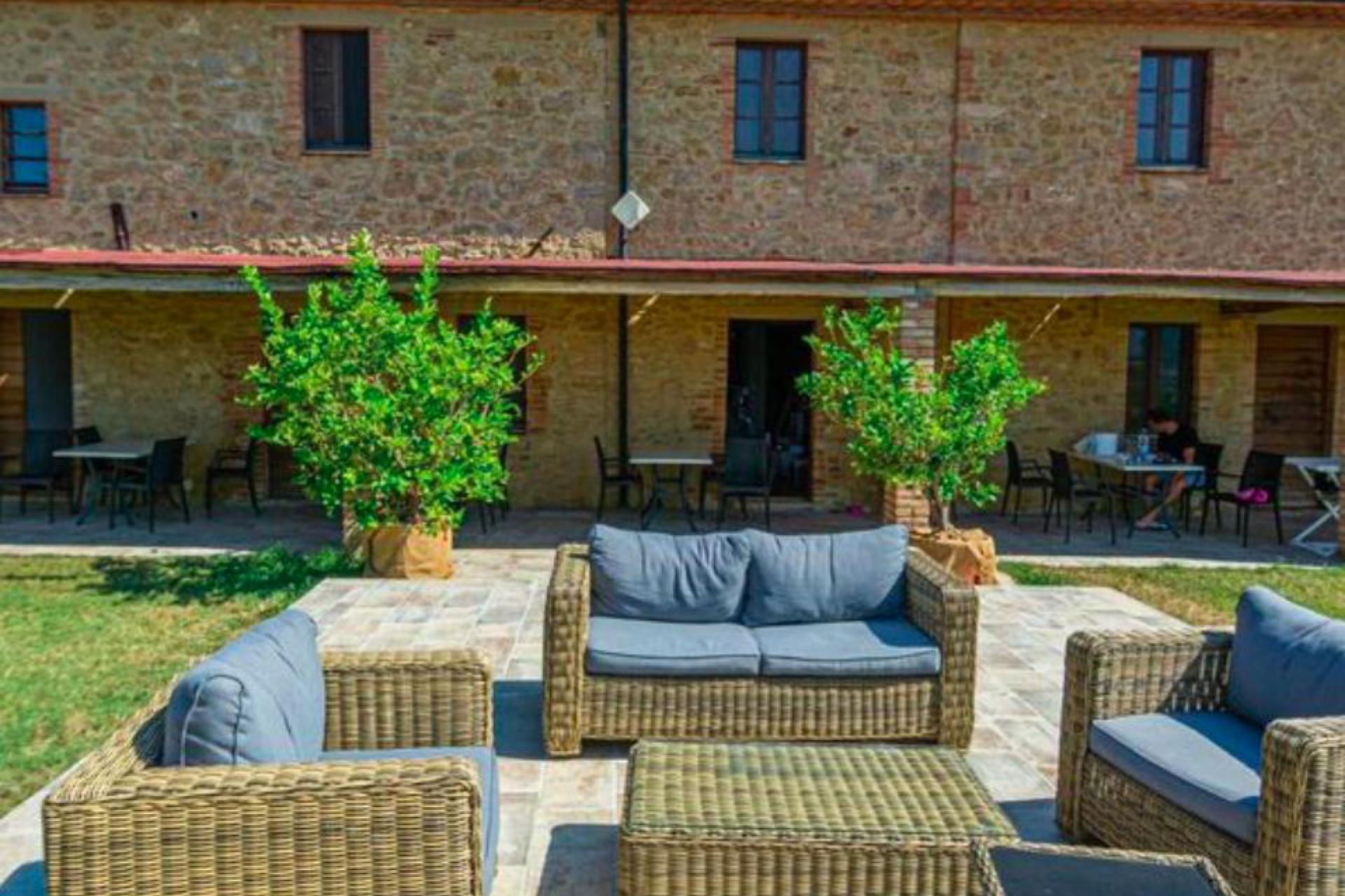 Karakteristieke agriturismo op een heuvel in Toscane met e-bikes