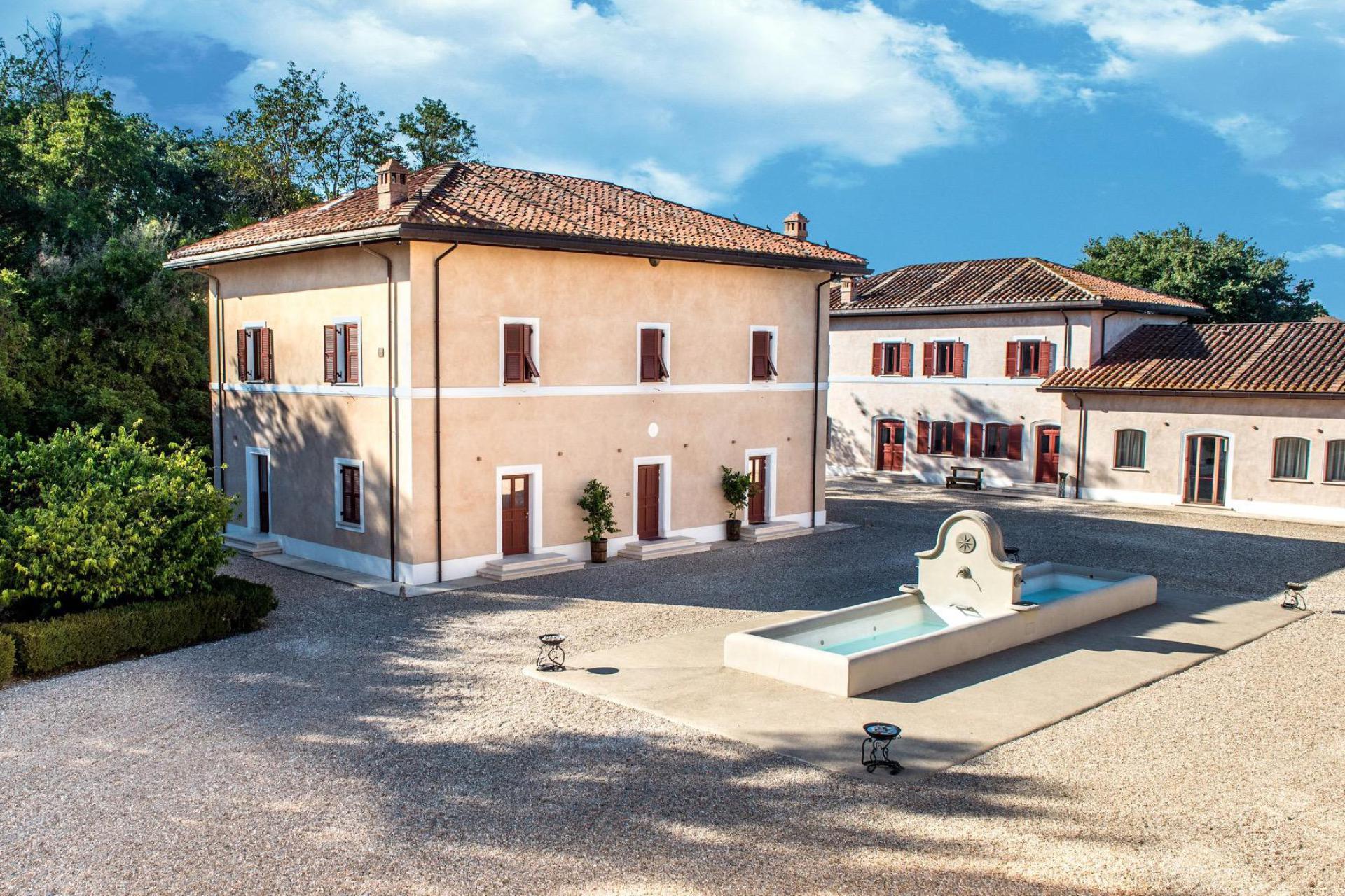 Elegante agriturismo met zwembad en restaurant bij Rome