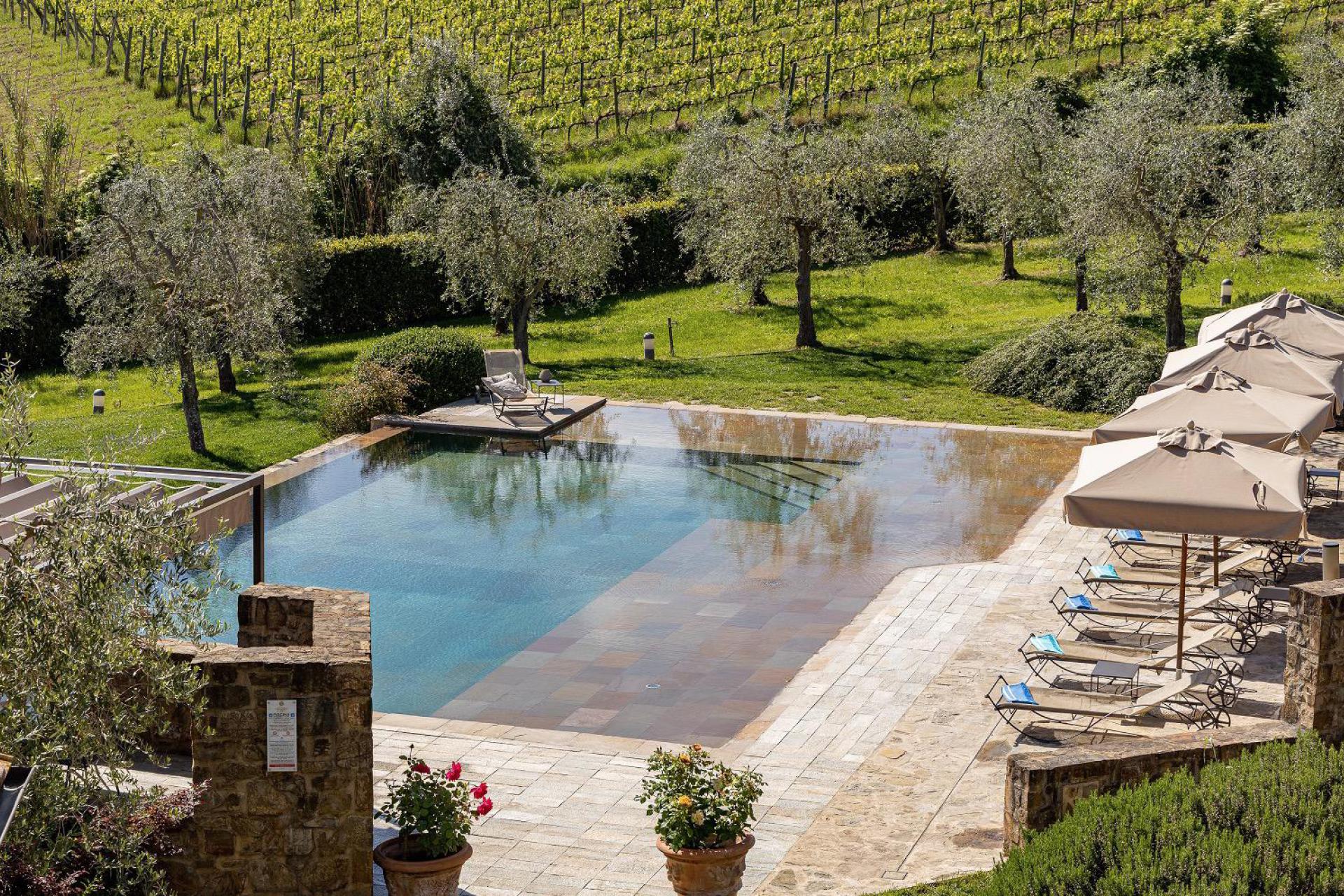 Luxe agriturismo omgeven door wijngaarden van Brunello