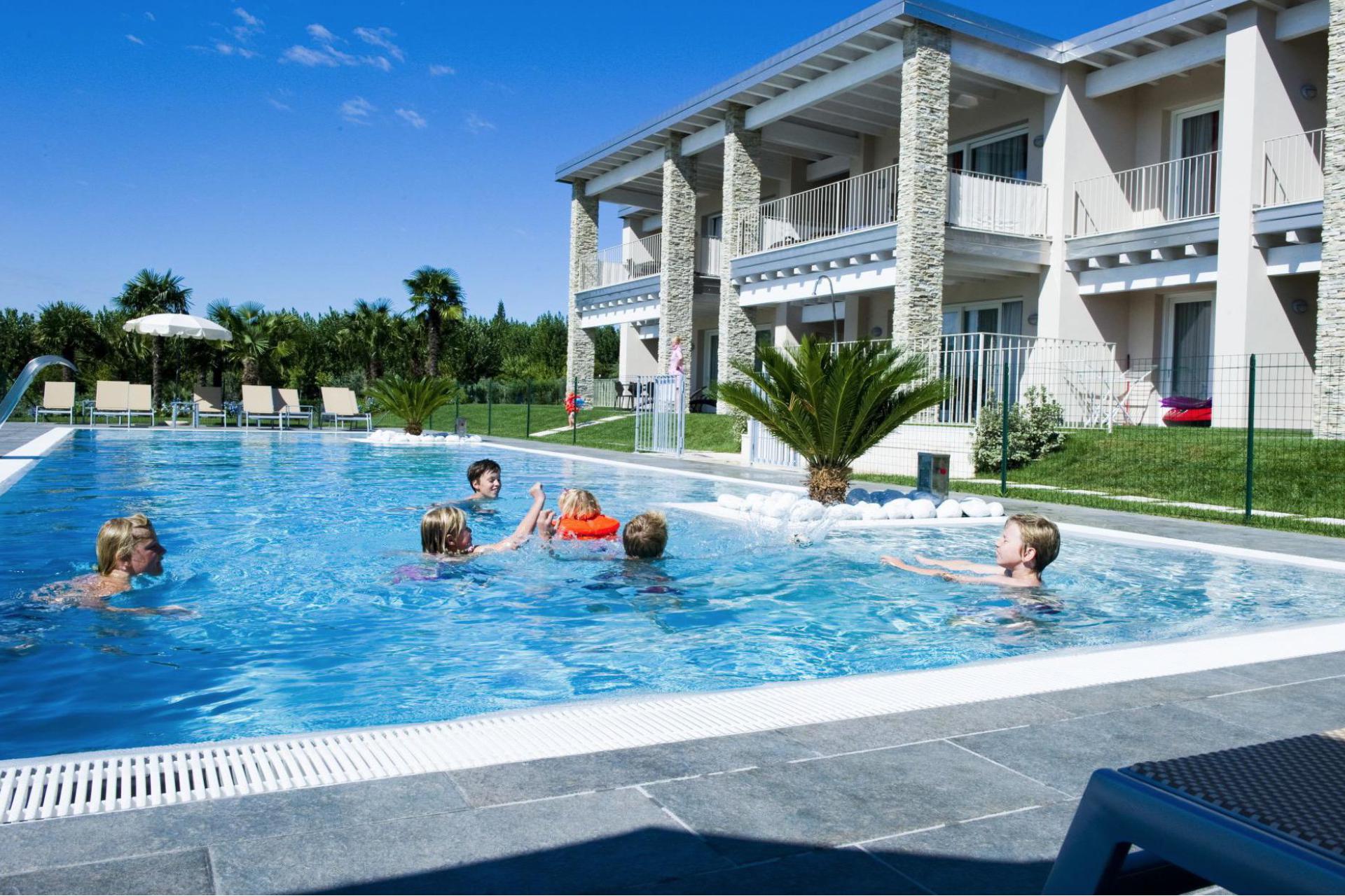 Moderne familie agriturismo aan de rond van een dorp