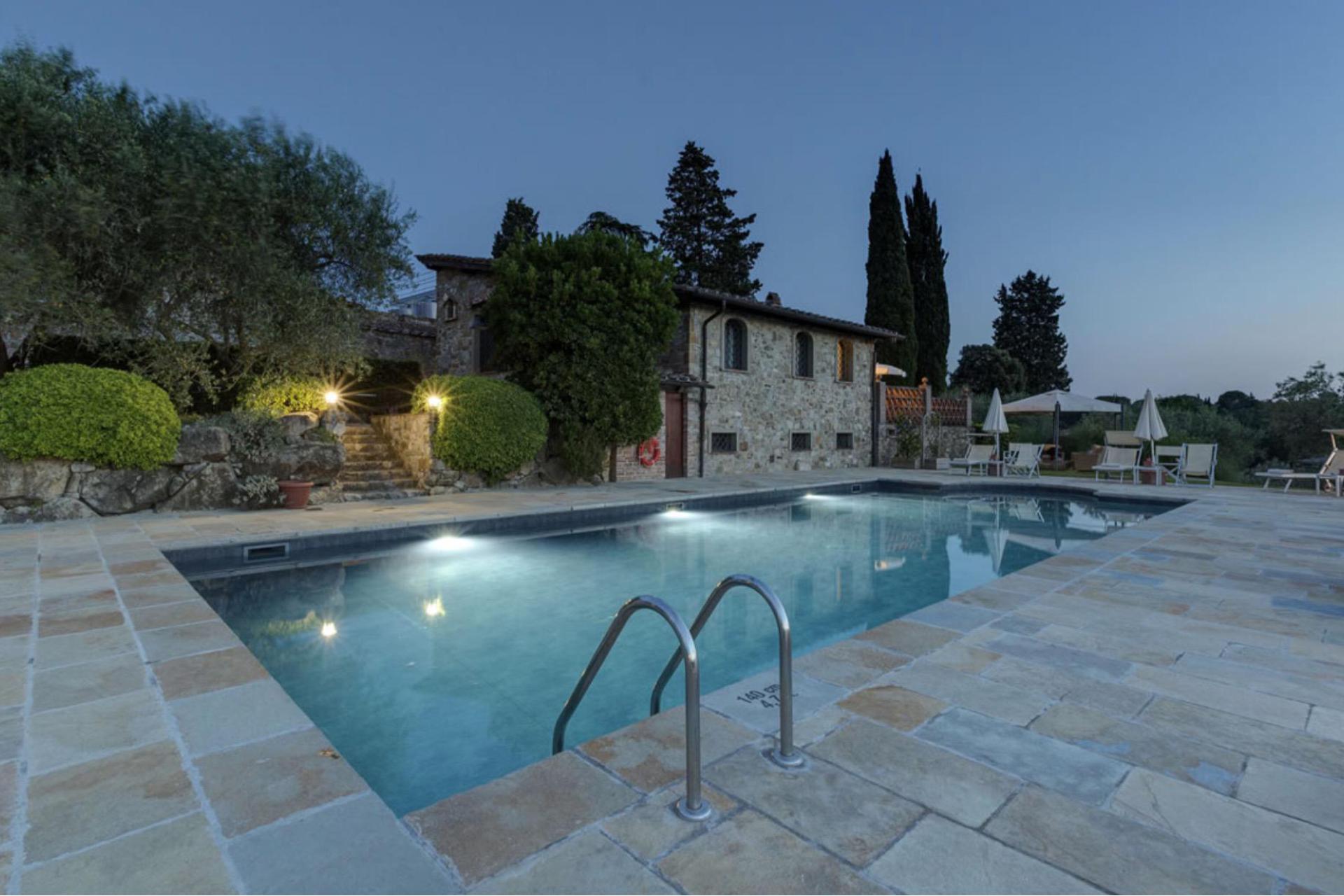 Agriturismo omgeven door wijngaarden bij Florence, Toscane