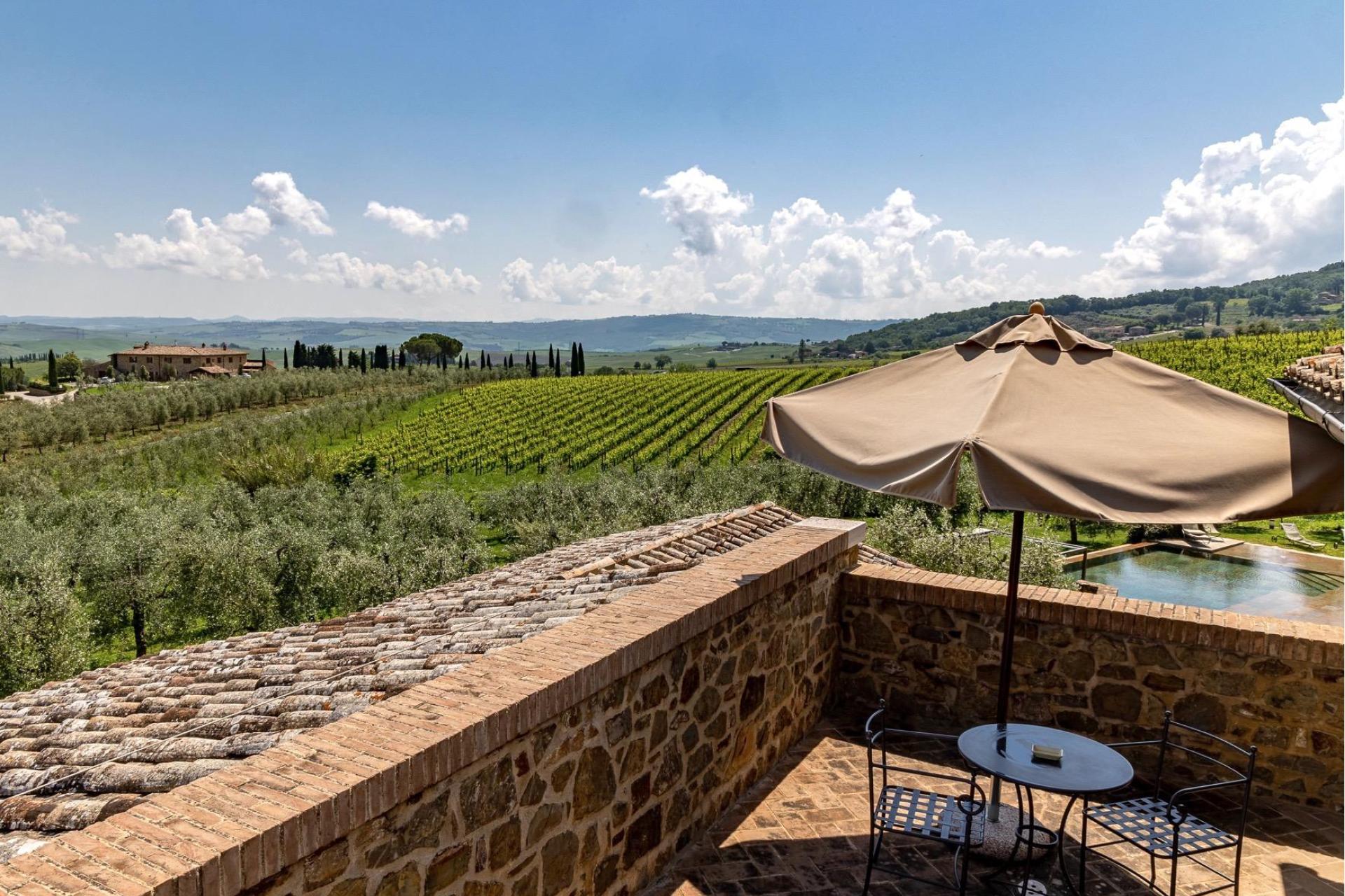Luxe agriturismo omgeven door wijngaarden van Brunello
