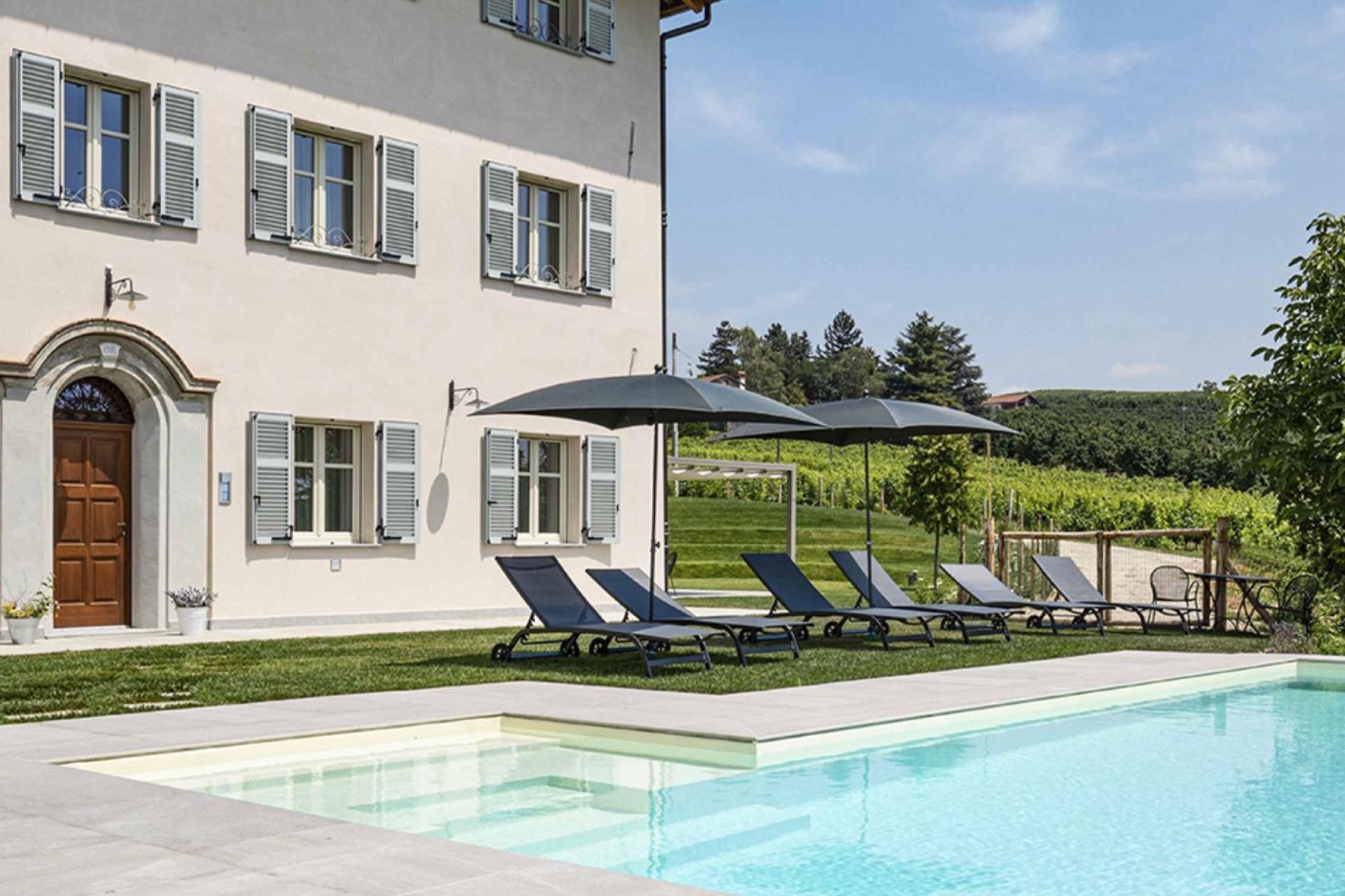 In het voorjaar naar de wijngaarden in Piemonte In het voorjaar naar de wijngaarden in Piemonte