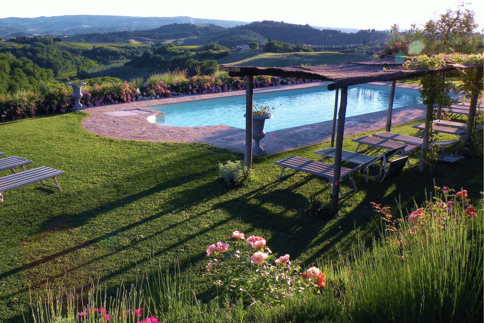 Agriturismo Toscane in olijfgaard met prachtig uitzicht