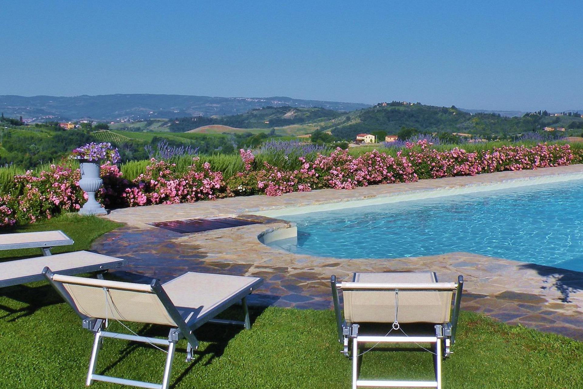 Agriturismo Toscane in olijfgaard met prachtig uitzicht
