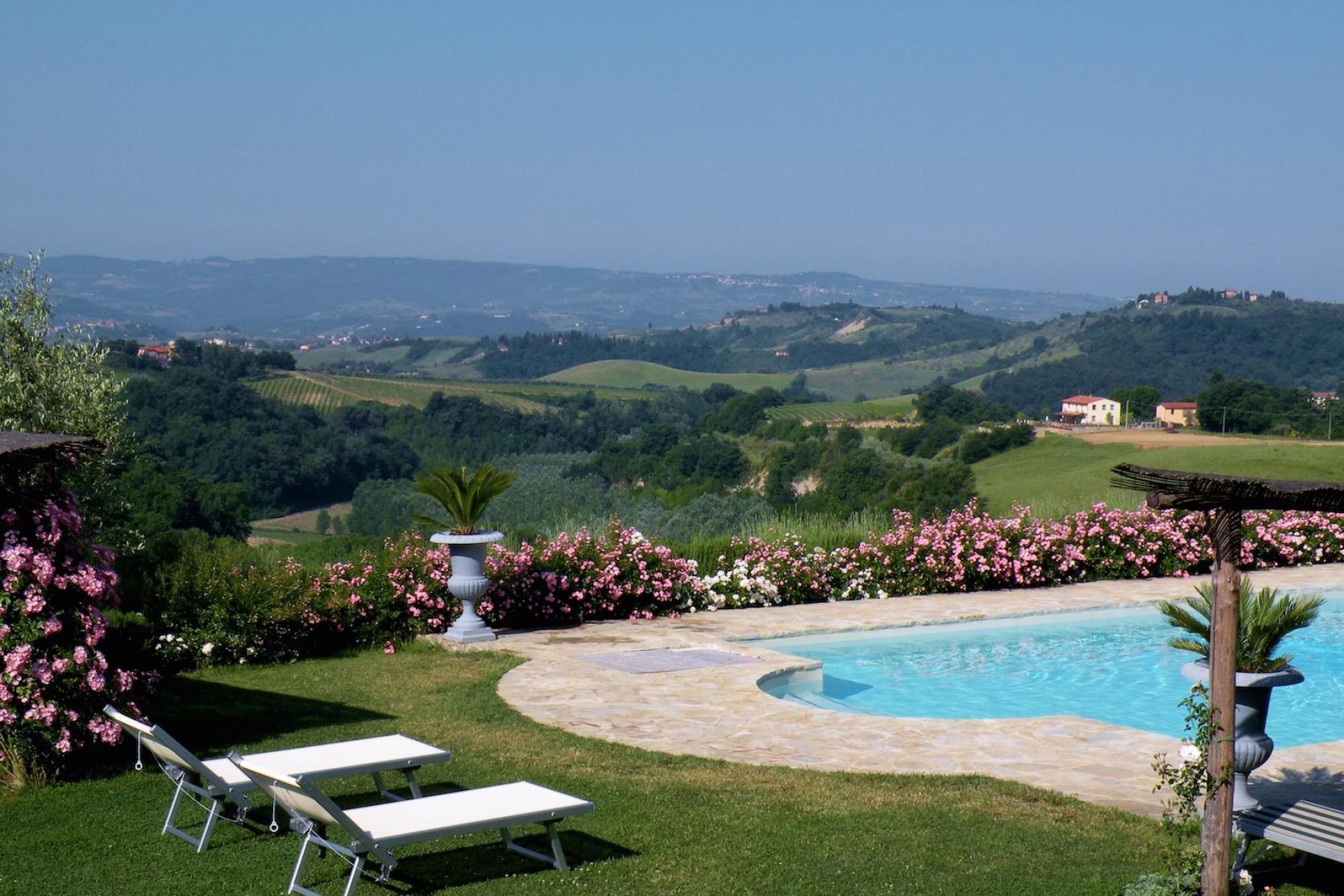 Agriturismo Toscane in olijfgaard met prachtig uitzicht