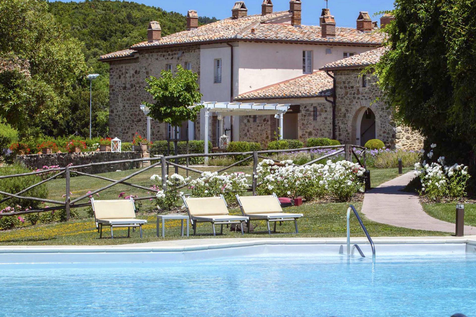 Luxe agriturismo omringd door de Brunello wijngaarden