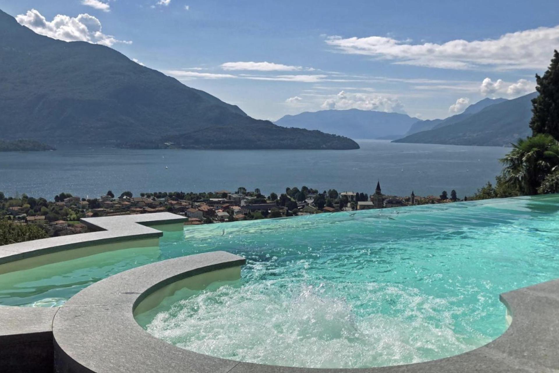 1. Residence met panorama zwembad en meerzicht