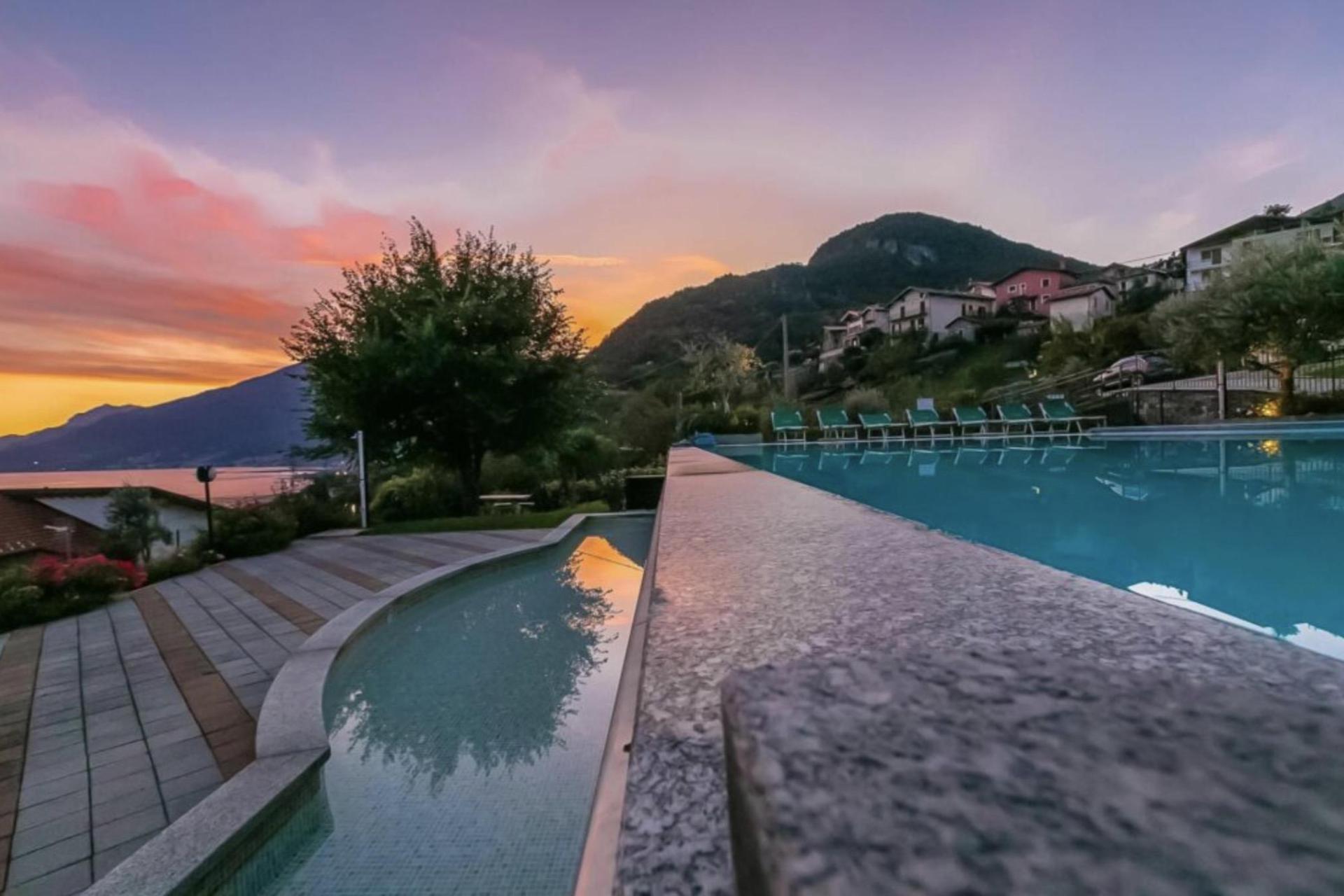 Familie residence met panoramisch zwembad en peuterbad