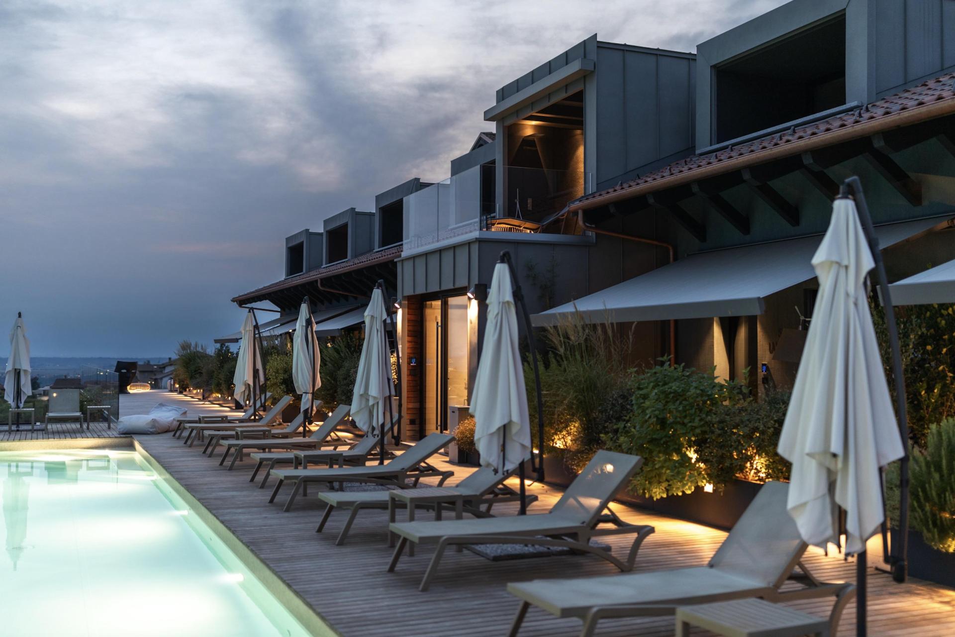 Moderne agriturismo bij Barolo tussen de wijngaarden