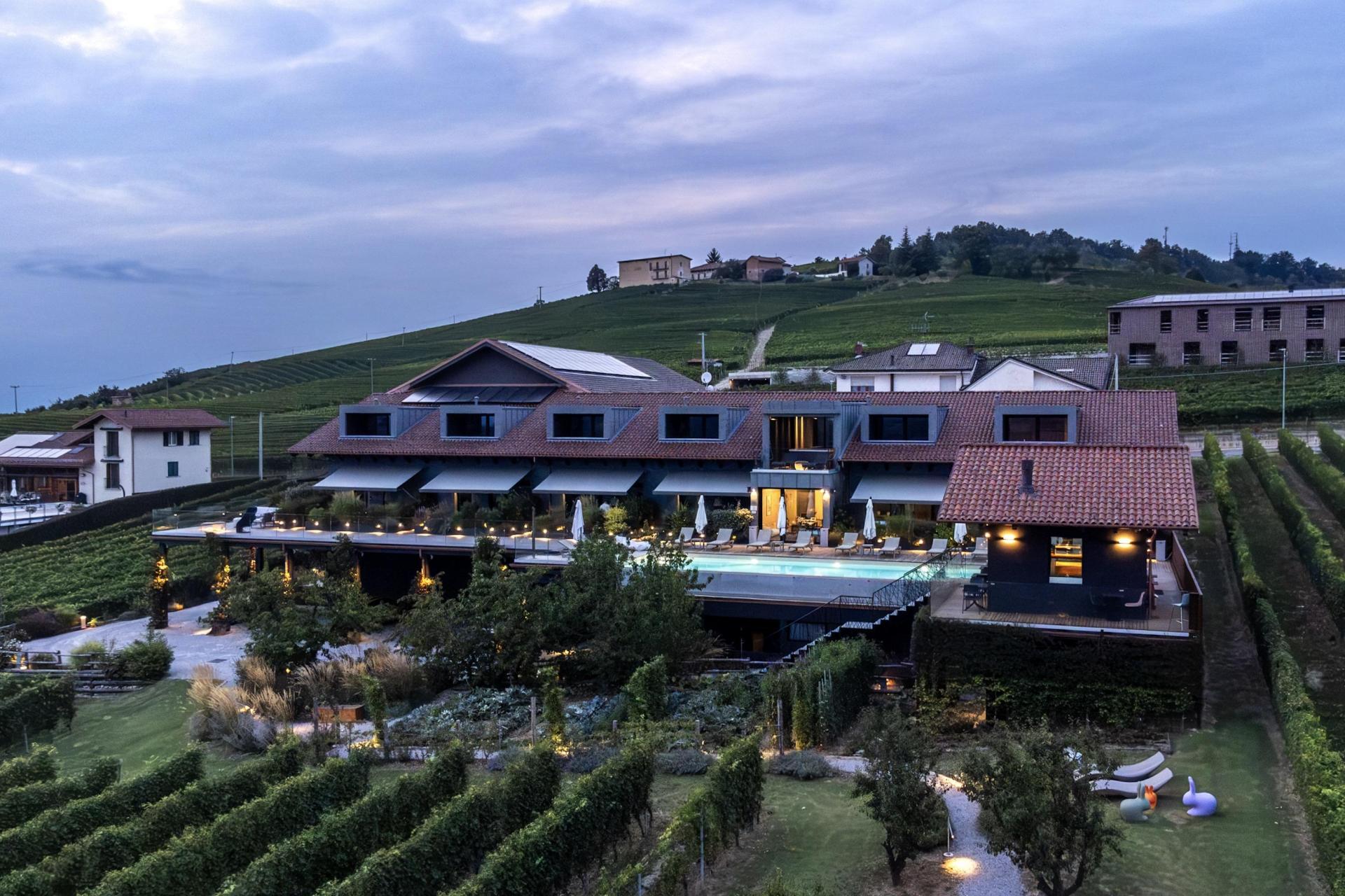 Moderne agriturismo bij Barolo tussen de wijngaarden