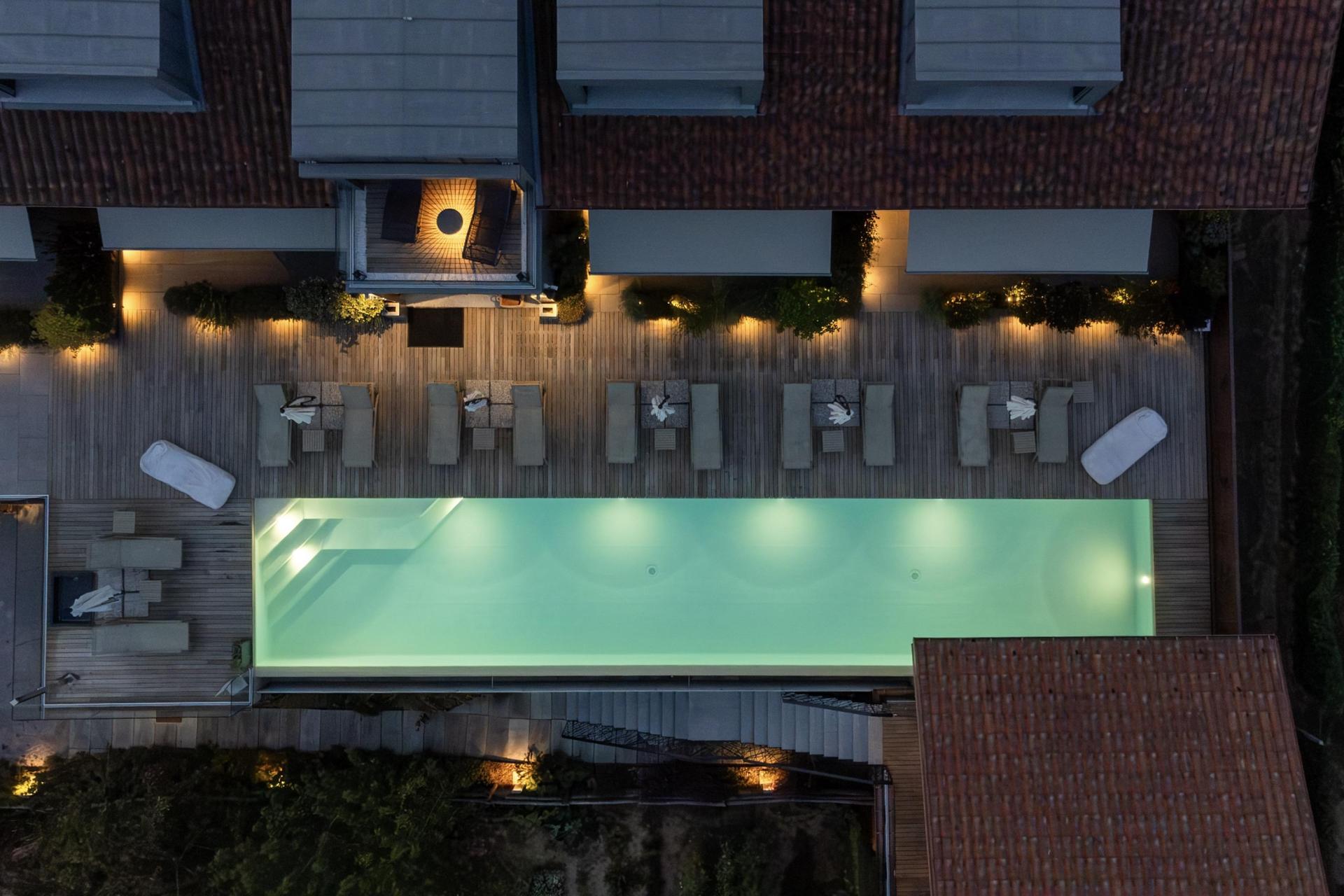 Moderne agriturismo bij Barolo tussen de wijngaarden