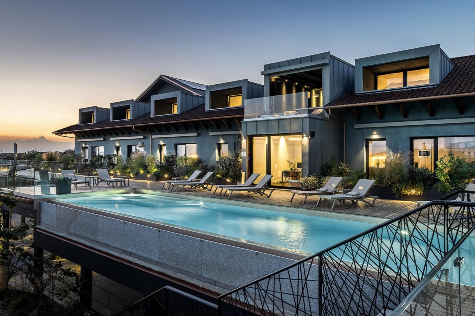 Moderne agriturismo bij Barolo tussen de wijngaarden