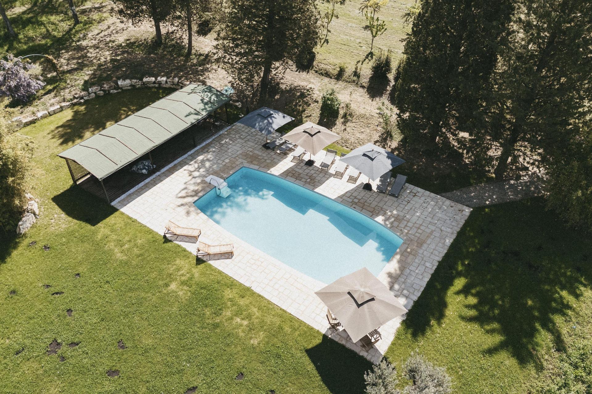 Kleine Toscaanse borgo met zwembad en restaurant