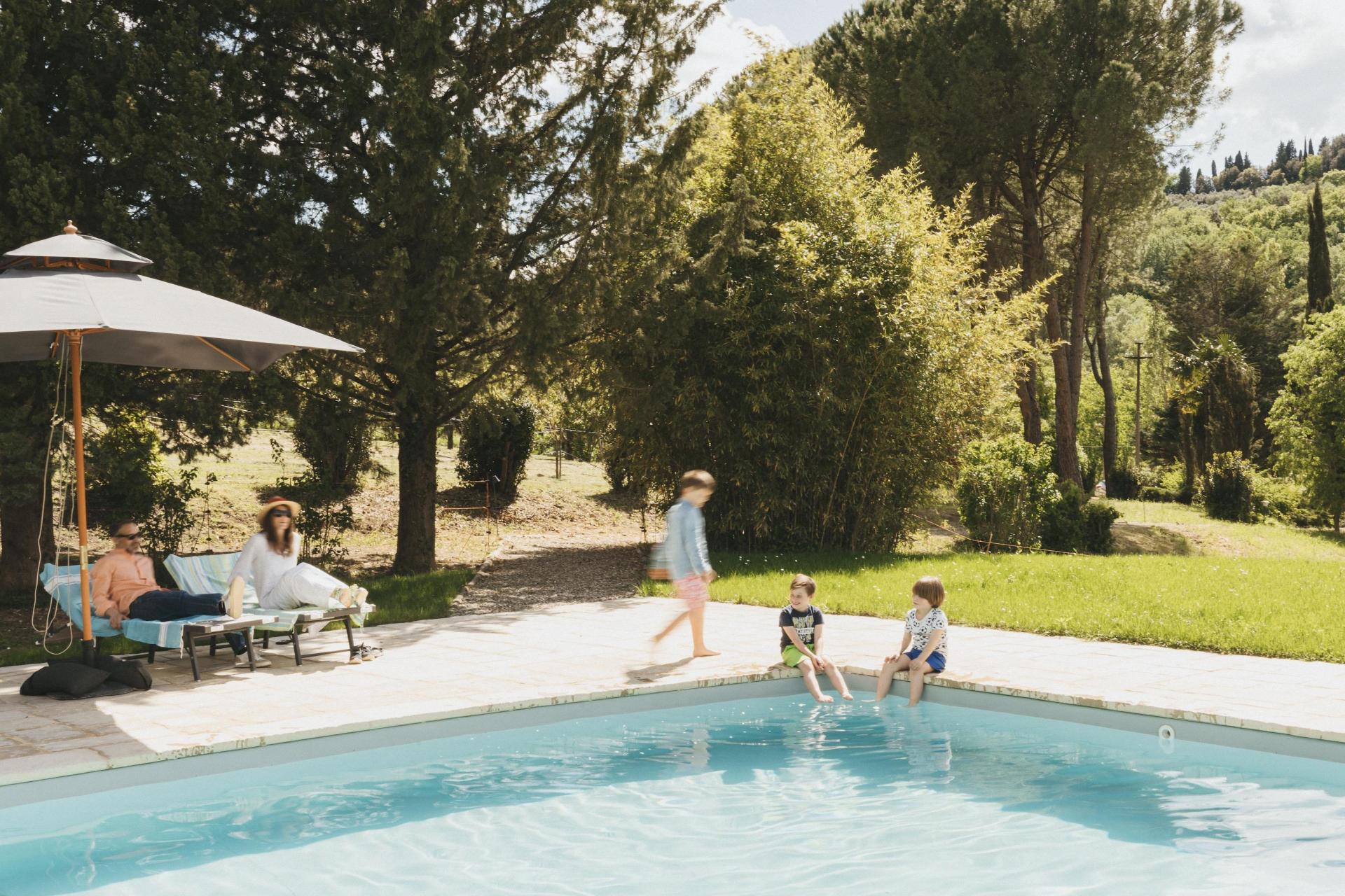 Kleine Toscaanse borgo met zwembad en restaurant