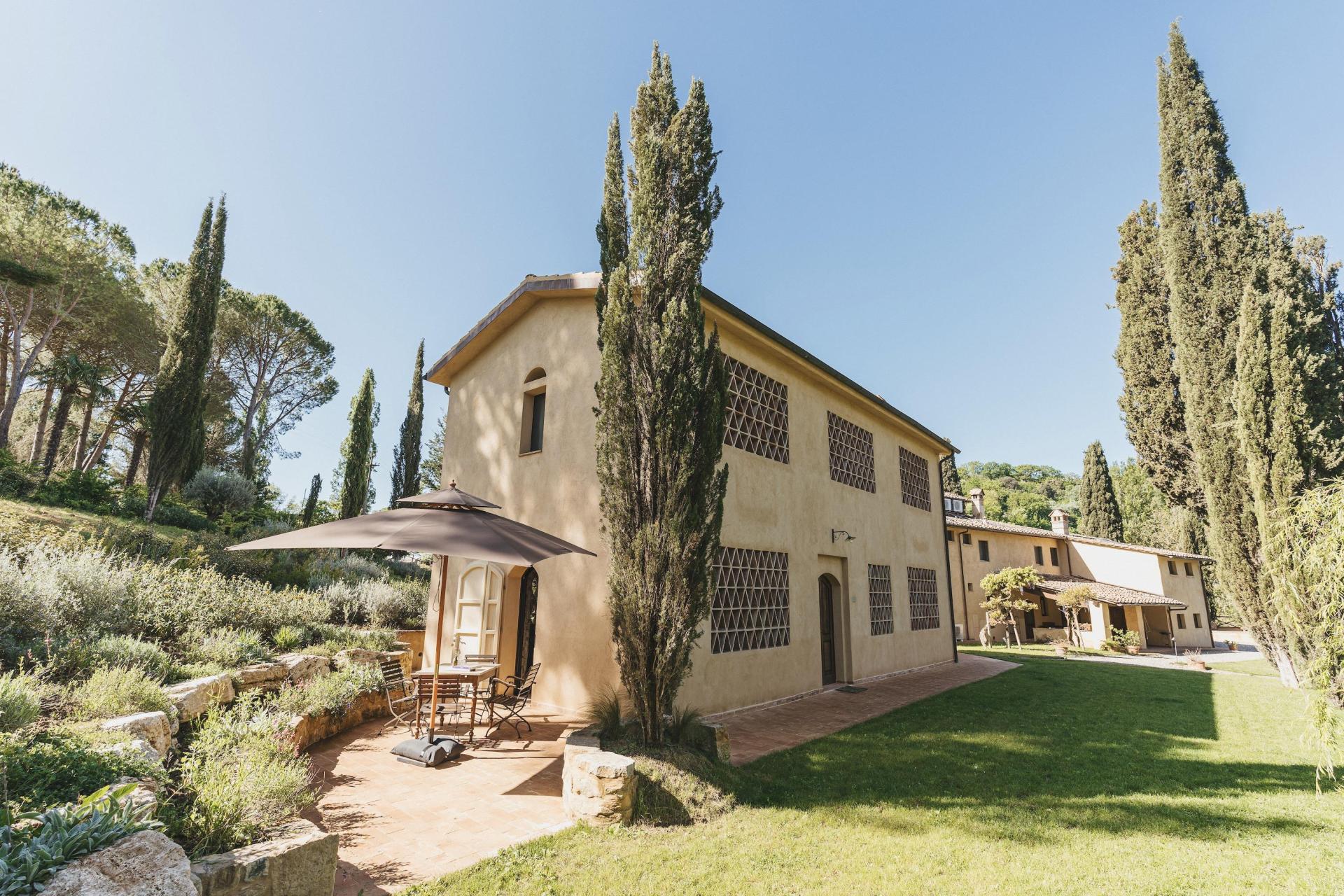 Kleine Toscaanse borgo met zwembad en restaurant
