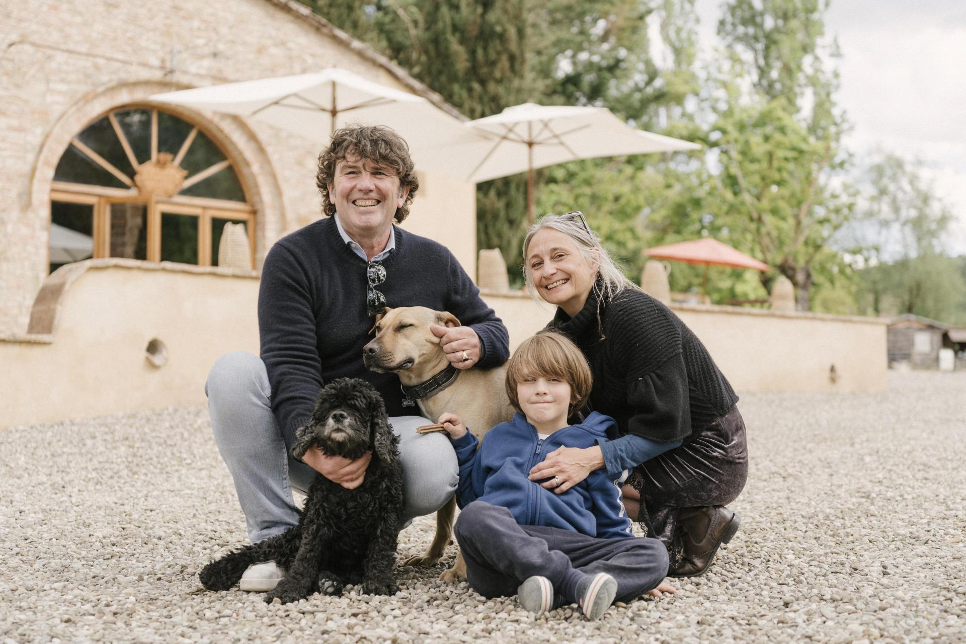 Kleine Toscaanse borgo met zwembad en restaurant