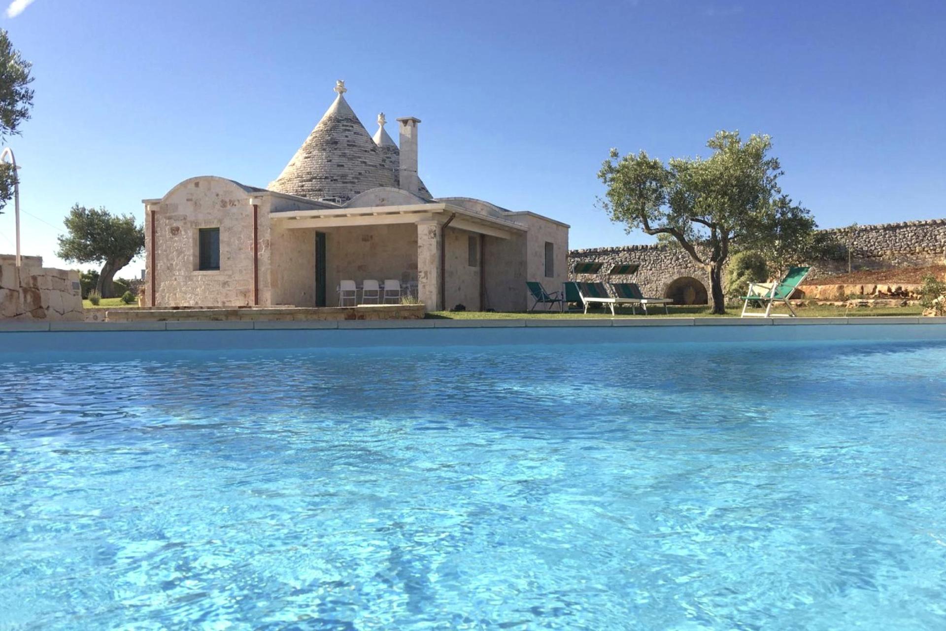 Mooie trullo met eigen zwembad in olijfgaard