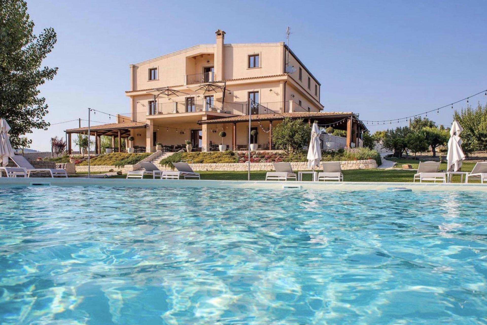 Familievriendelijke agriturismo op Sicilië met groot zwembad