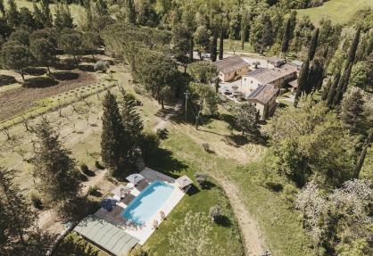 Kleine Toscaanse borgo met zwembad en restaurant