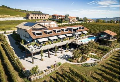 Moderne agriturismo bij Barolo tussen de wijngaarden