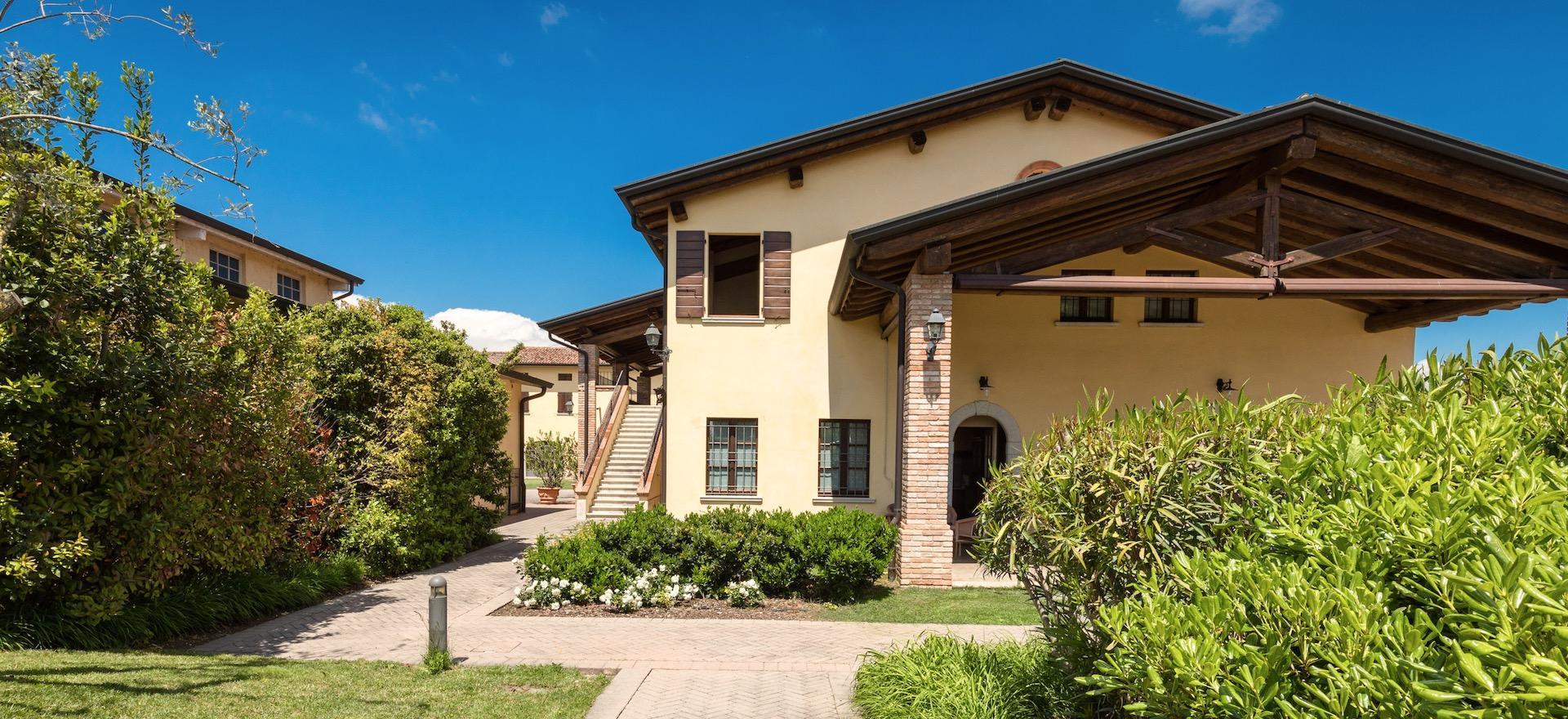 Agriturismo Comomeer en Gardameer Familievriendelijke agriturismo Gardameer – omringd door wijngaarden