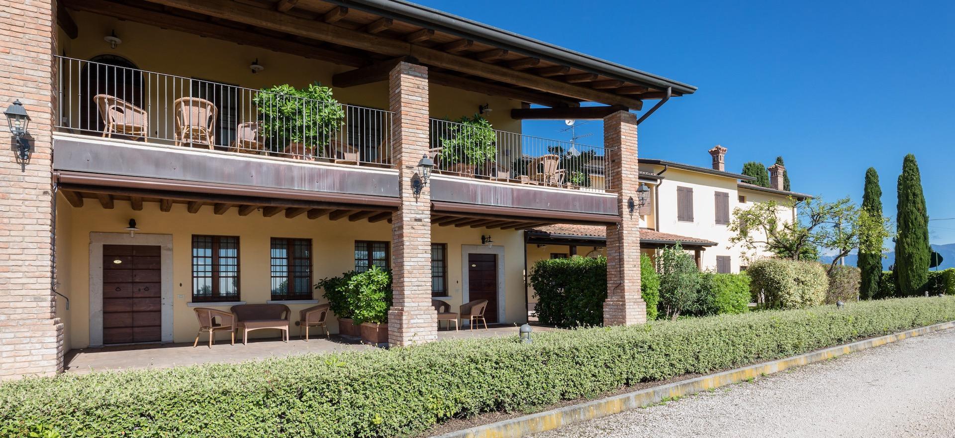 Agriturismo Comomeer en Gardameer Familievriendelijke agriturismo Gardameer – omringd door wijngaarden