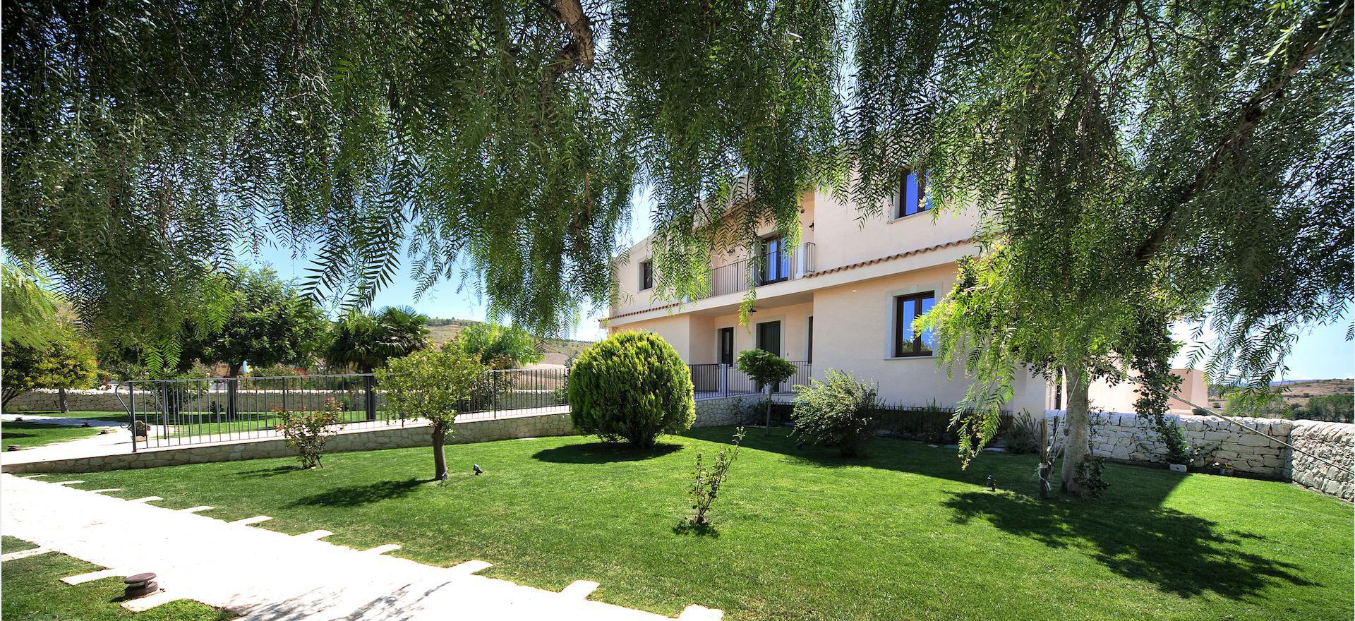 Agriturismo Sicilie Familievriendelijke agriturismo op Sicilië met groot zwembad