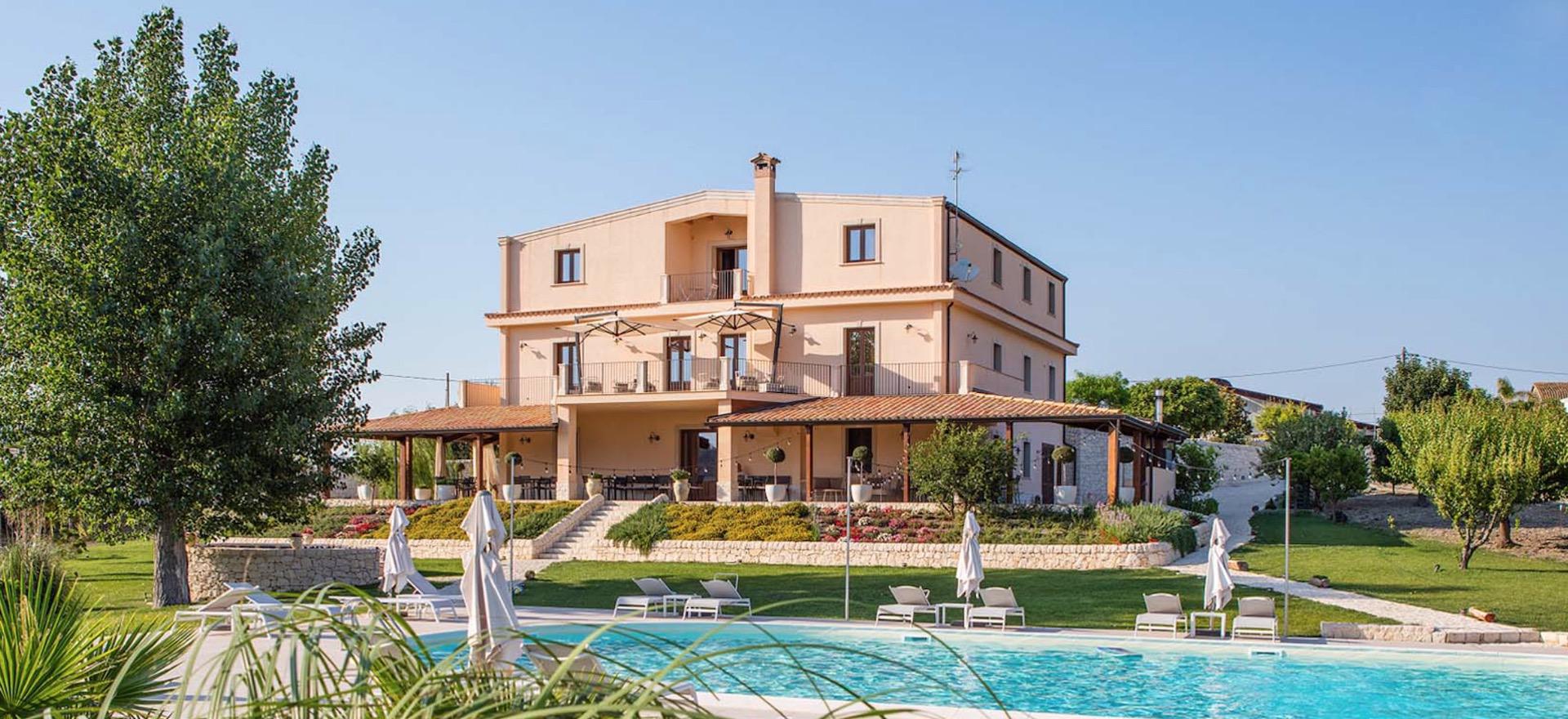 Agriturismo Sicilie Familievriendelijke agriturismo op Sicilië met groot zwembad