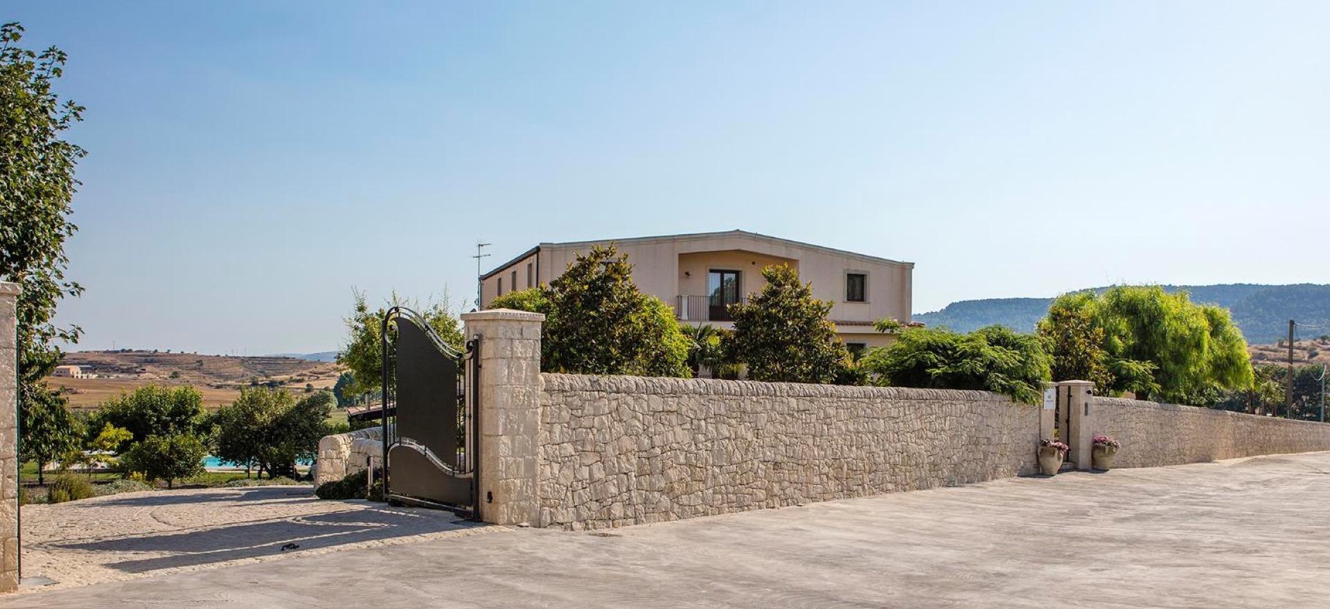 Agriturismo Sicilie Familievriendelijke agriturismo op Sicilië met groot zwembad