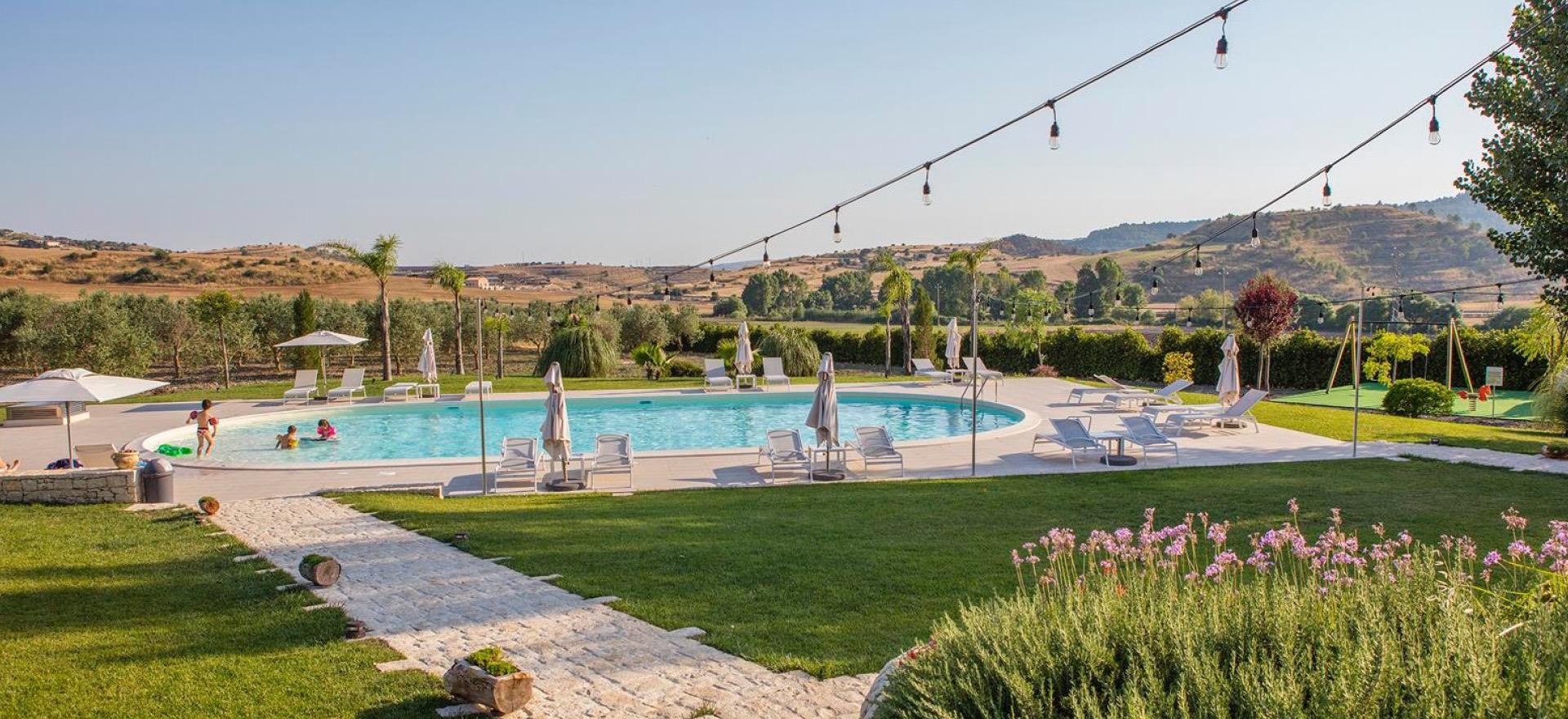 Agriturismo Sicilie Familievriendelijke agriturismo op Sicilië met groot zwembad