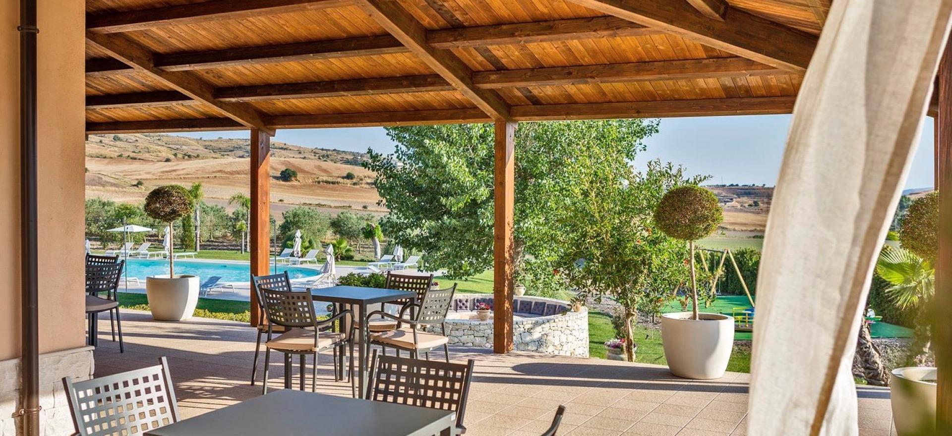 Agriturismo Sicilie Familievriendelijke agriturismo op Sicilië met groot zwembad