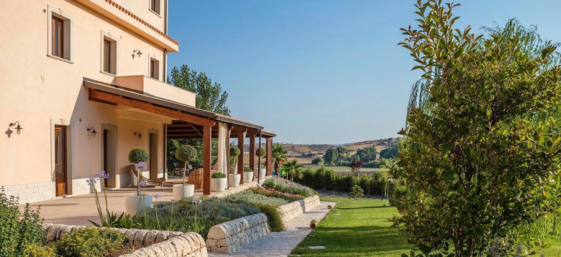 Agriturismo Sicilie Familievriendelijke agriturismo op Sicilië met groot zwembad