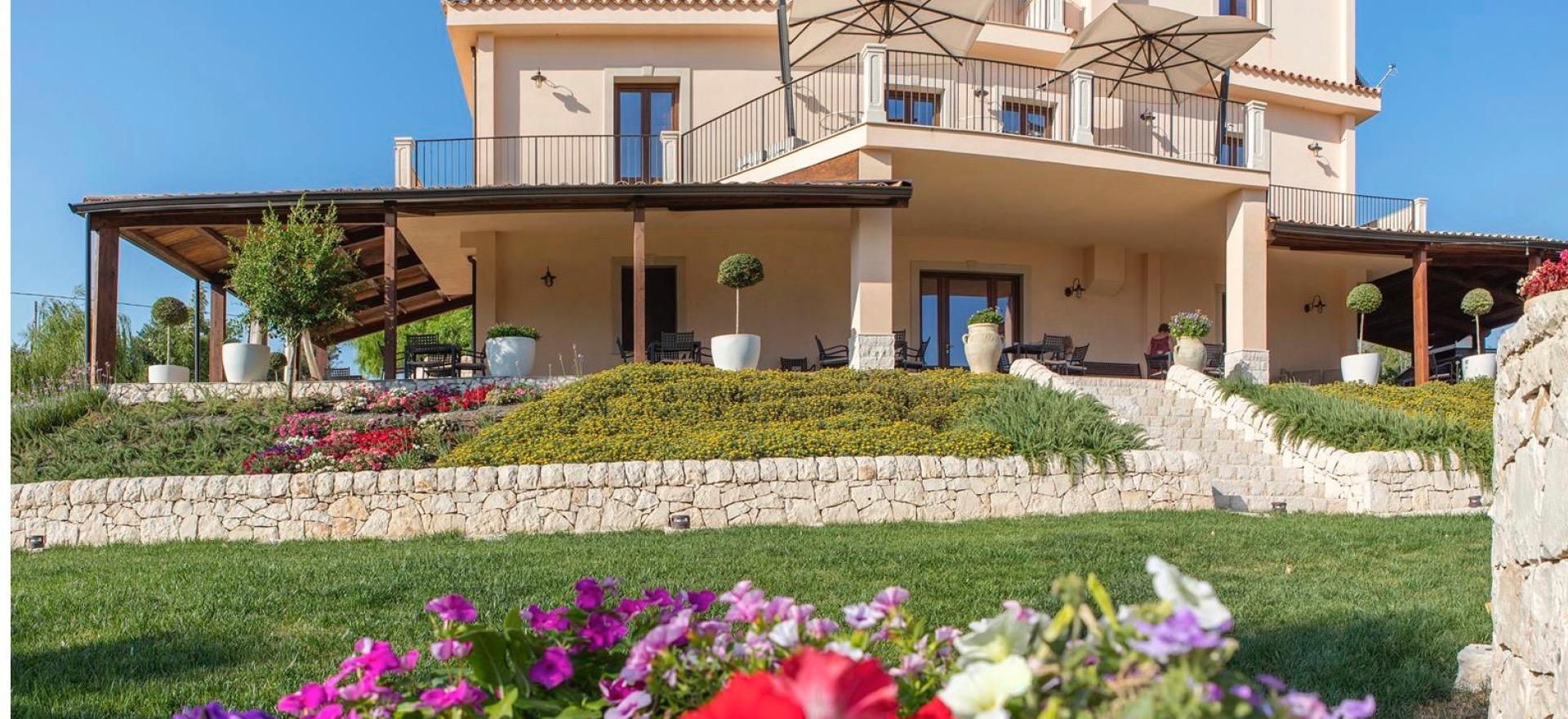 Agriturismo Sicilie Familievriendelijke agriturismo op Sicilië met groot zwembad