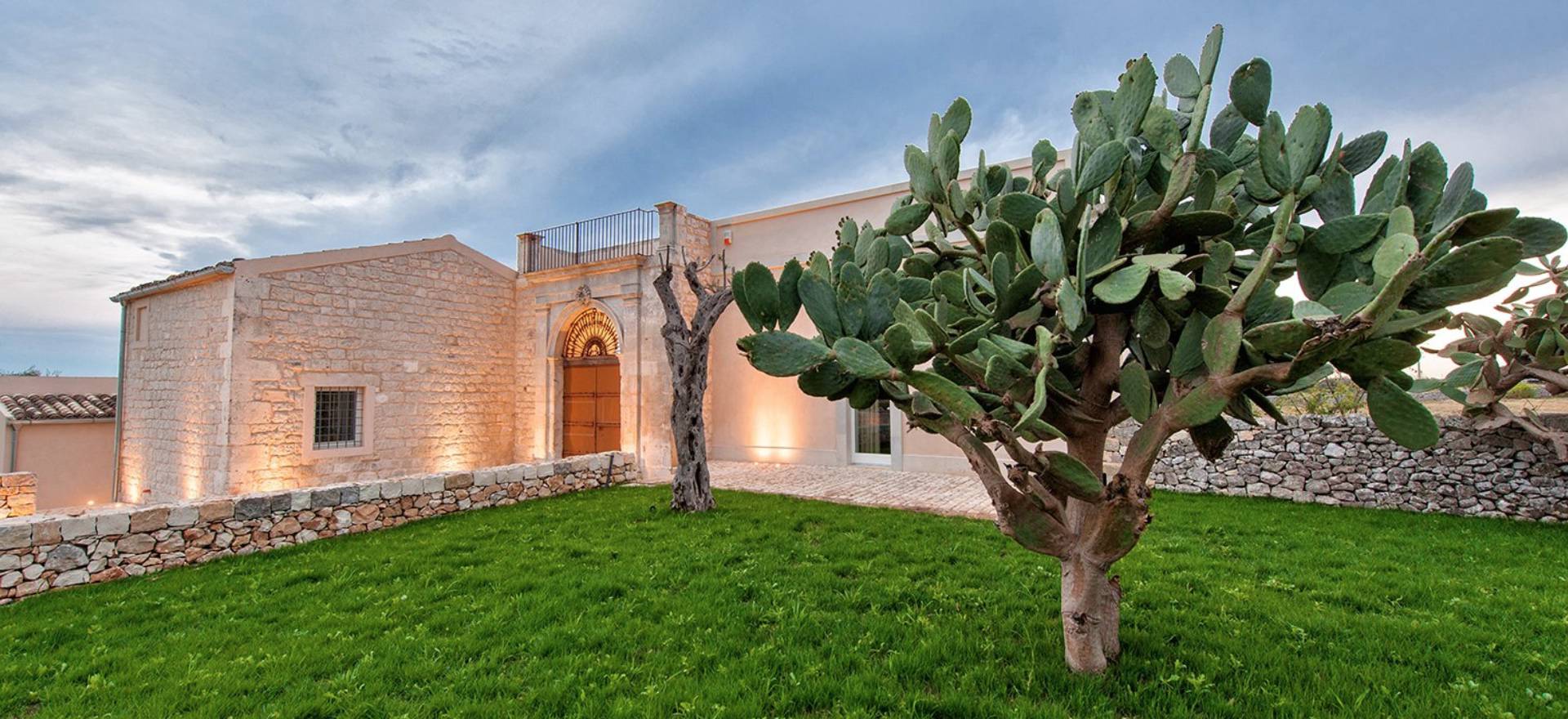 Agriturismo Sicilie Gerenoveerde agriturismo met goede Siciliaanse keuken