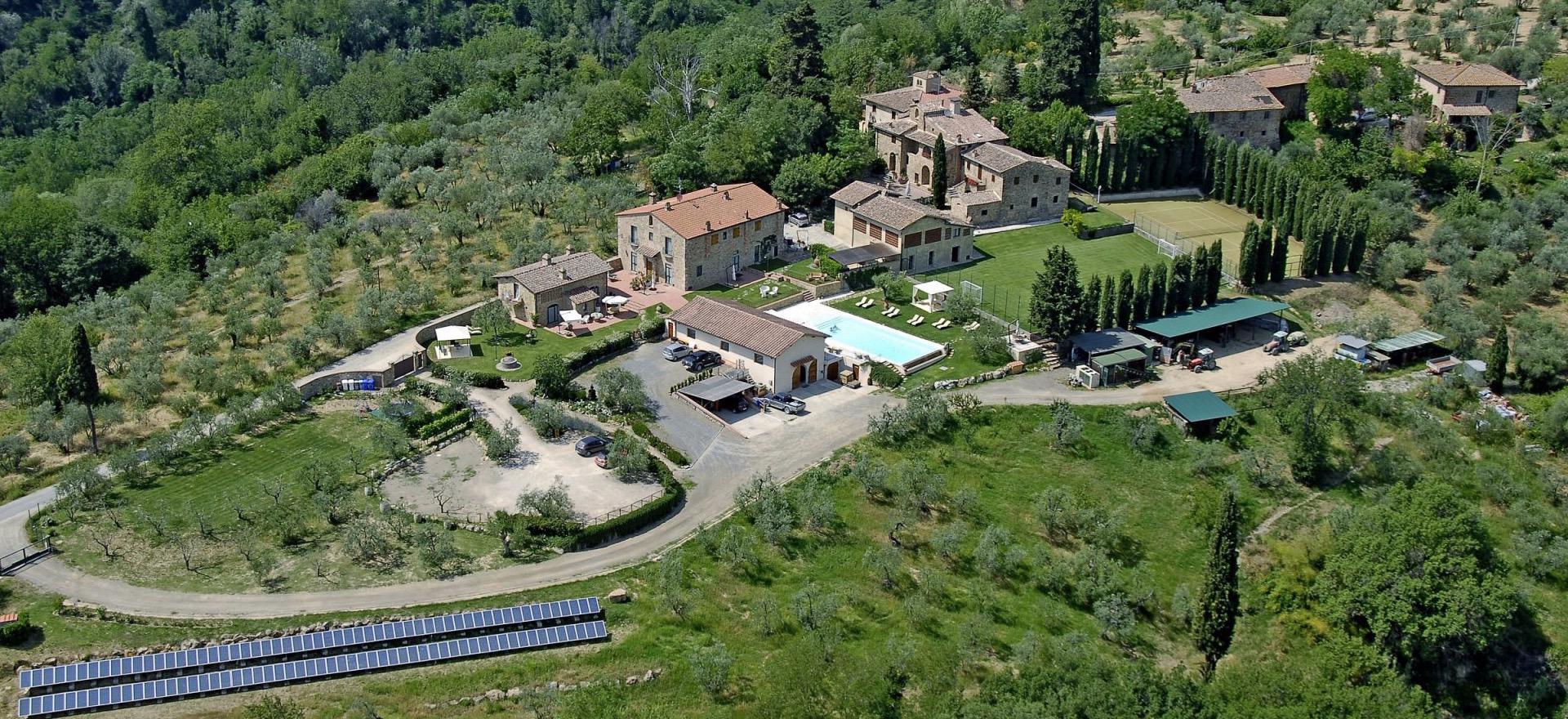 Agriturismo Toscane Wijnboerderij met zwembad en tennisbaan in Toscane